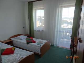 Отель Альпийский Двор Славское Двухместный номер с 2 отдельными кроватями-1